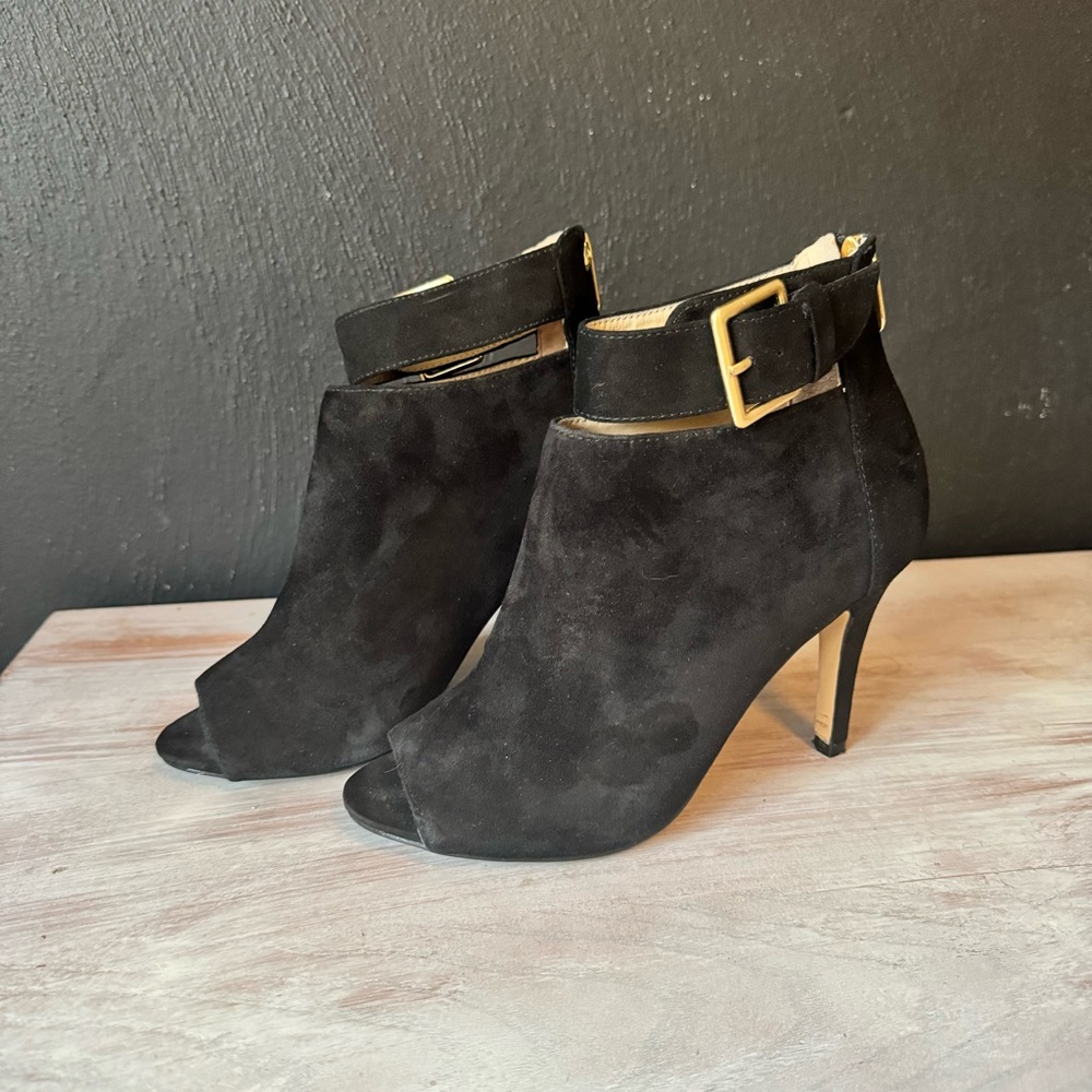 ADRIENNE VITTADINI black suede peep toe. Gold hardware. Size 7. 4” heel.